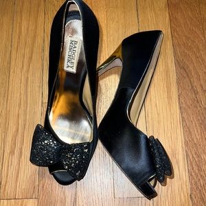Badgley Mischka Gorgeous Black & gold Sz9 pumps!